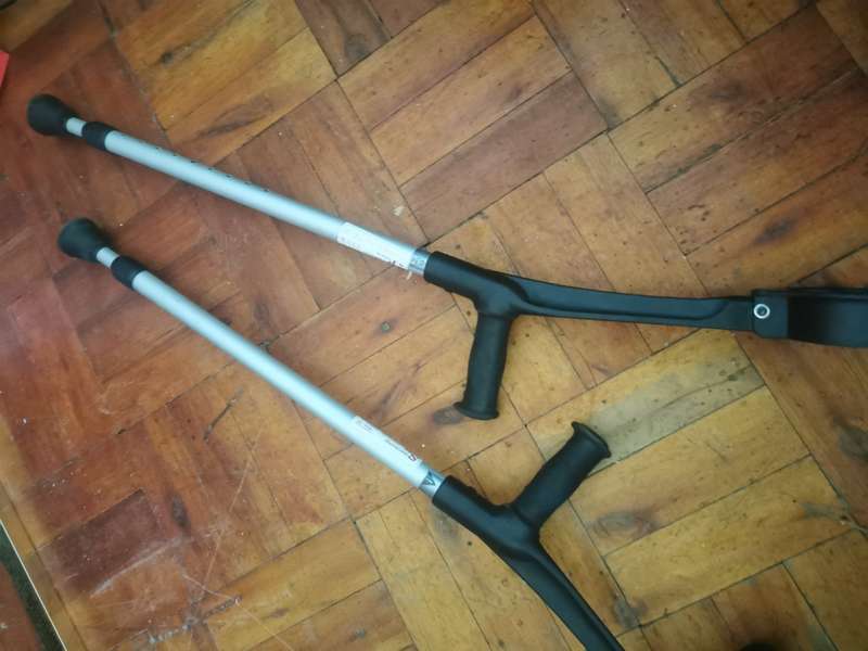 2 CRUTCHES