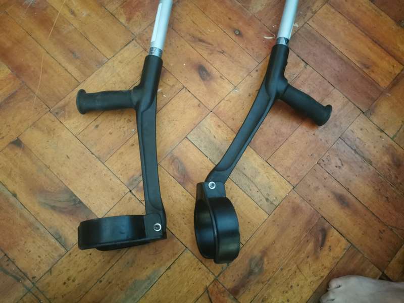 2 CRUTCHES