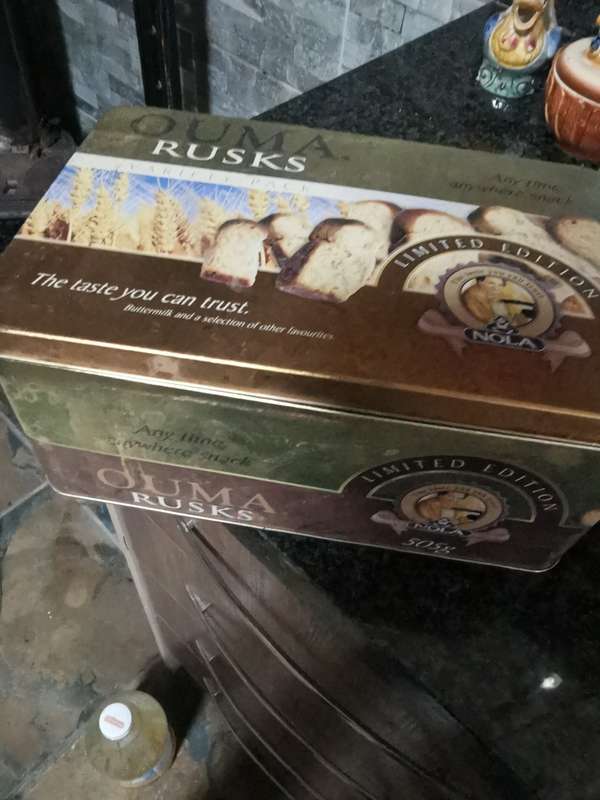 VINTAGE OUMA NOLA BESKUIT TIN