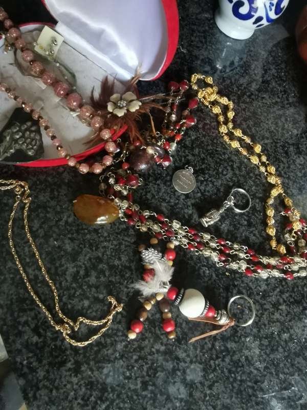 VINTAGE JEWELRY HOLDER WITH COSTUME JEWELRY