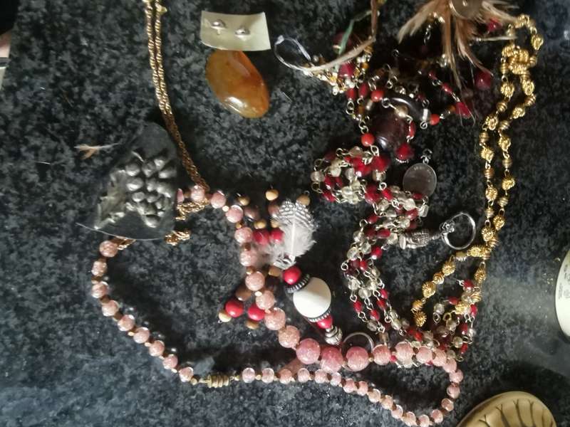 VINTAGE JEWELRY HOLDER WITH COSTUME JEWELRY