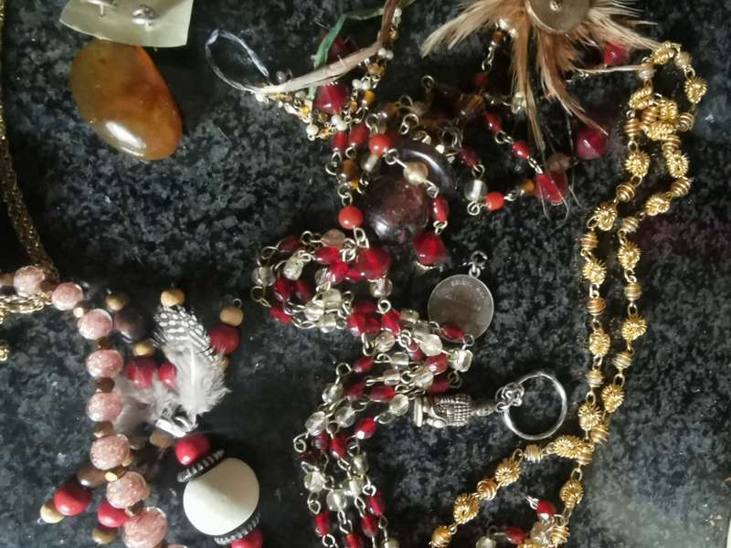 VINTAGE JEWELRY HOLDER WITH COSTUME JEWELRY
