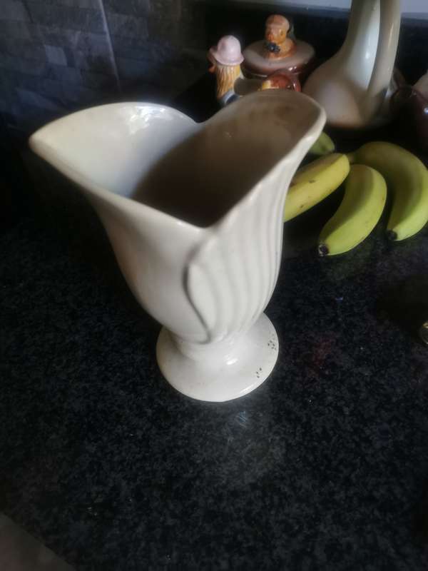 VINTAGE FLOWER VASE
