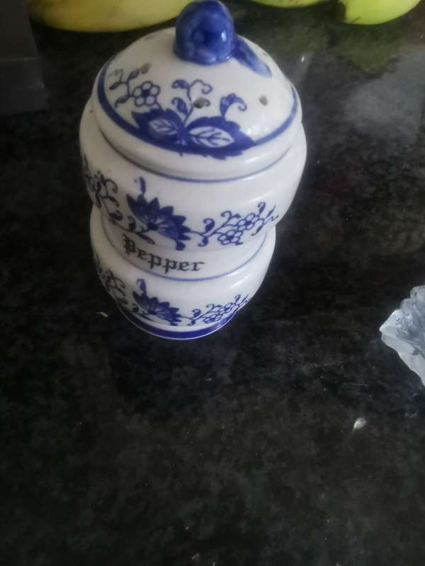 VINTAGE PEPPER SHAKER