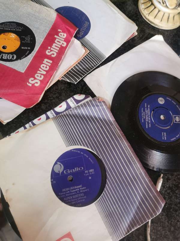 17 VINTAGE SINGLE PLAY RECORDS
