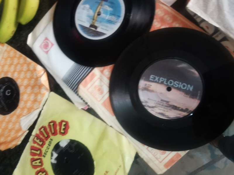 17 VINTAGE SINGLE PLAY RECORDS