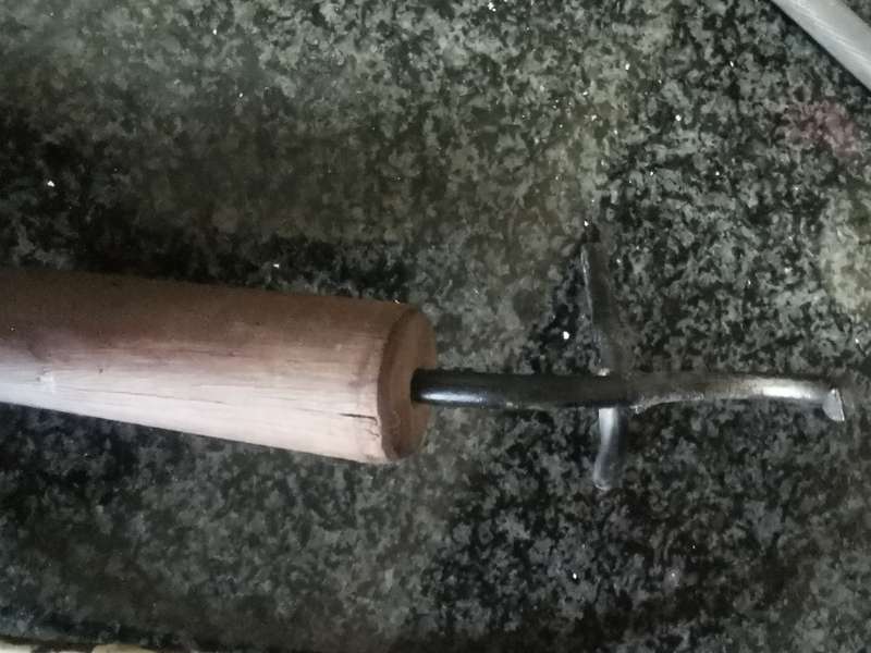 VINTAGE POTJIE POT LID REMOVER