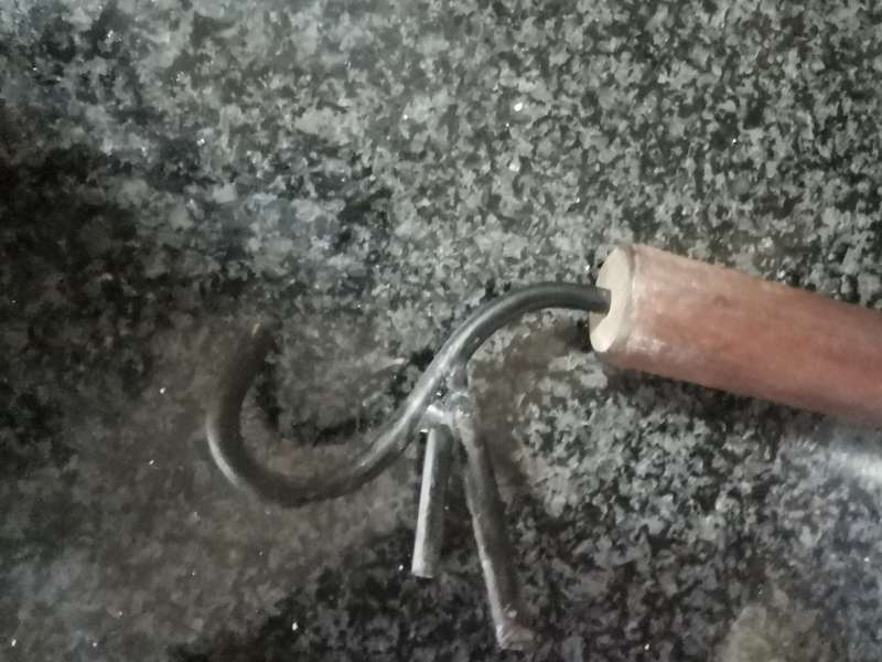 VINTAGE POTJIE POT LID REMOVER