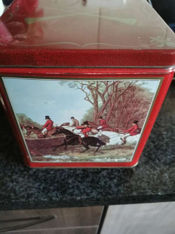 COLLECTABLE  TIN