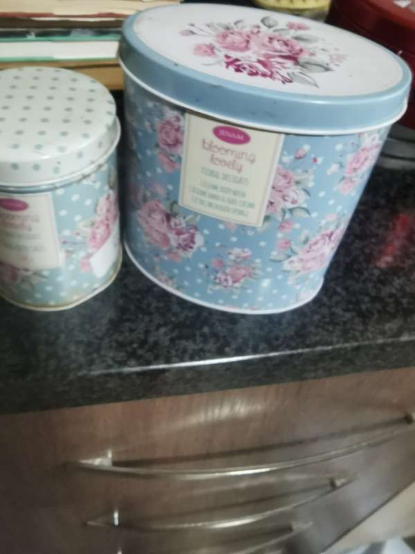 2 FLORAL DELIGHTS TINS