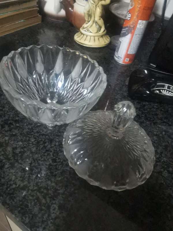 VINTAGE CHRYSTSL GLASS FOOTED BOWL WITH LD