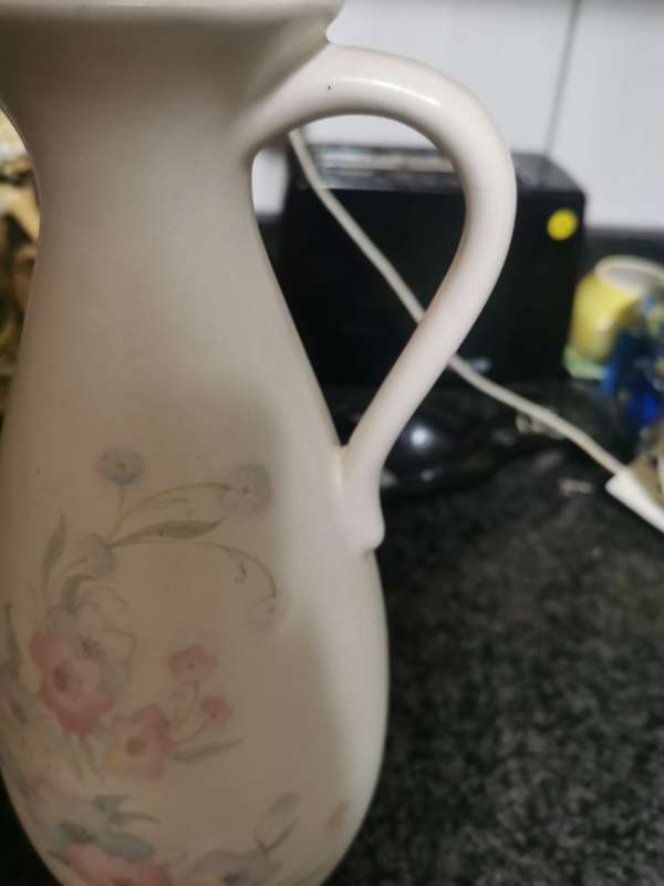 VINTAFE WHITE FLORA FLOWER VASE
