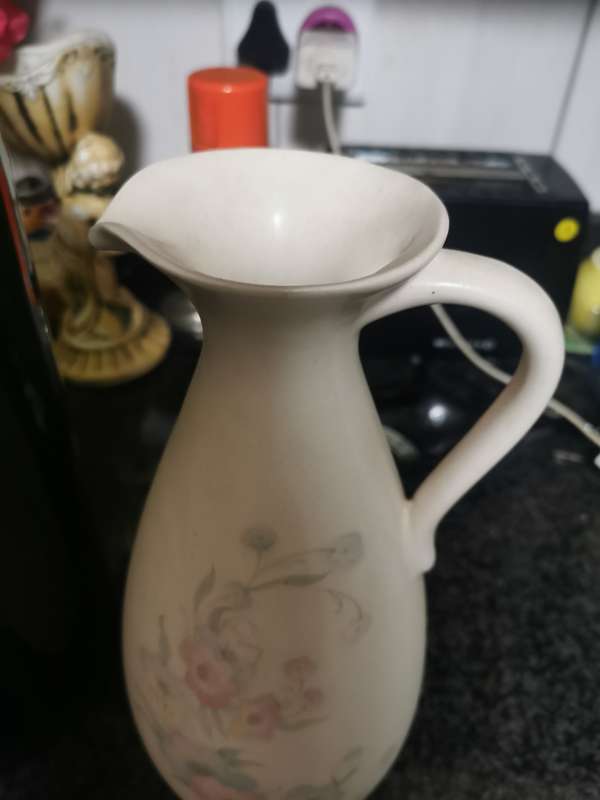 VINTAFE WHITE FLORA FLOWER VASE