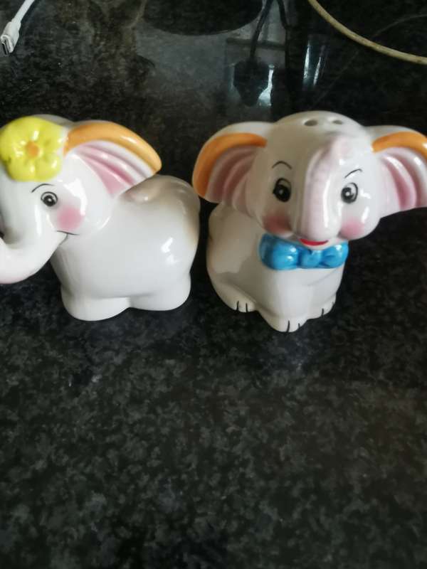 VINTAGE ELEPHANT SALT AND PEPPER SET