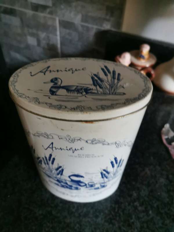VINTAGE ANNIQUE  TIN