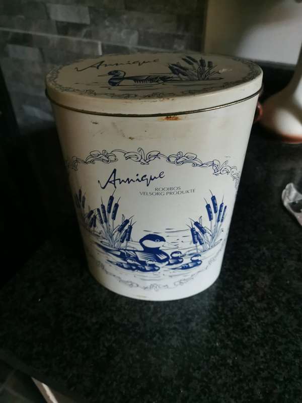 VINTAGE ANNIQUE  TIN