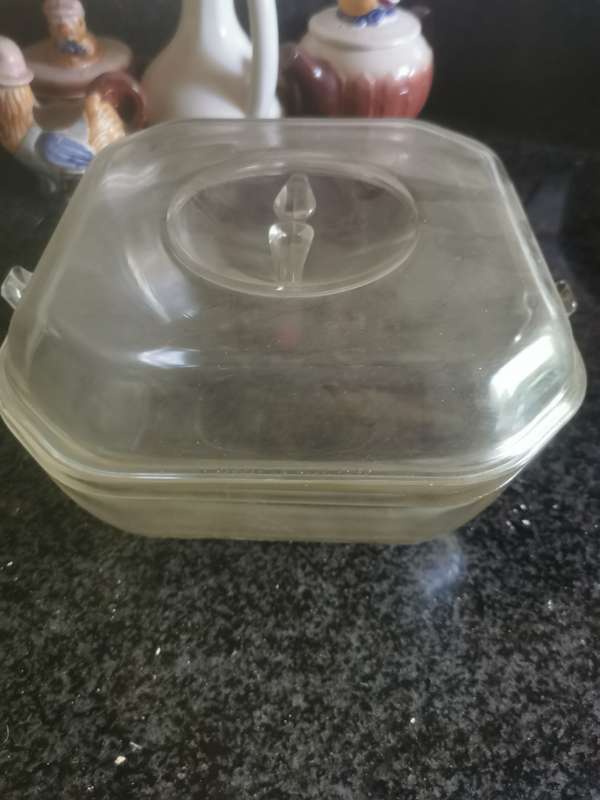 GLASS CASSEROLE DISH