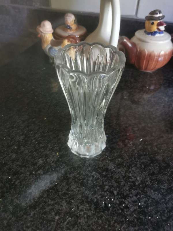 VINTAGE GLASS FLOWER VASE