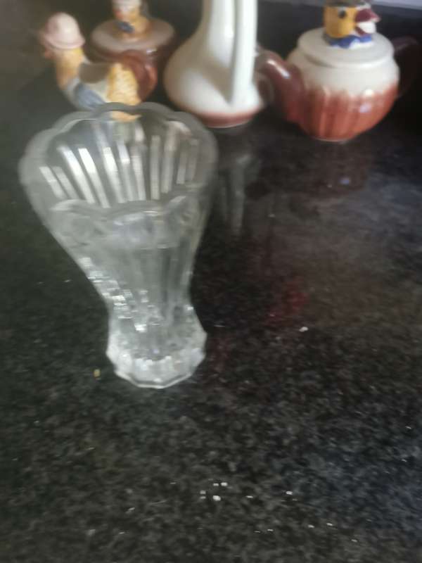 VINTAGE GLASS FLOWER VASE
