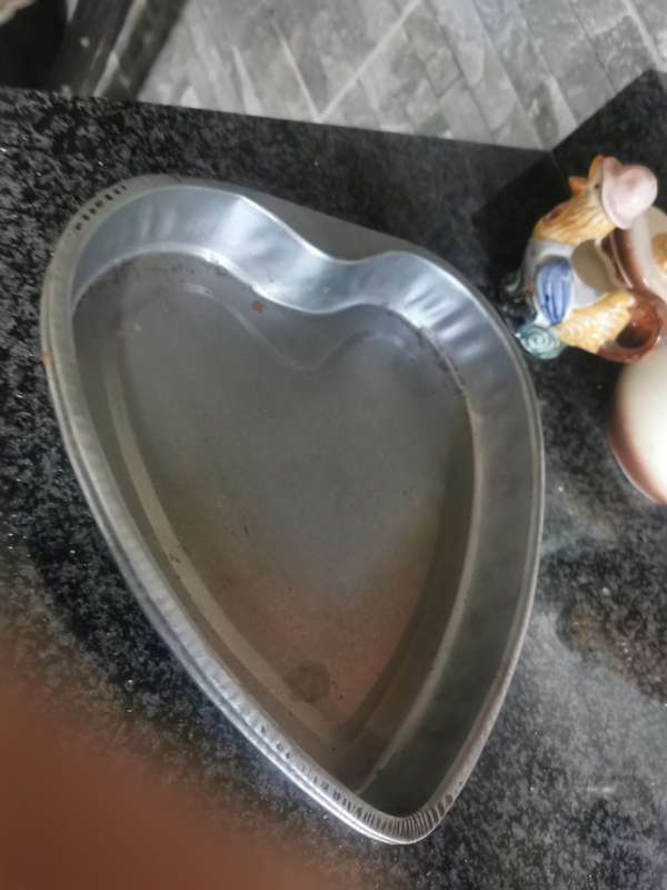 2 VINTAGE HEART PANS