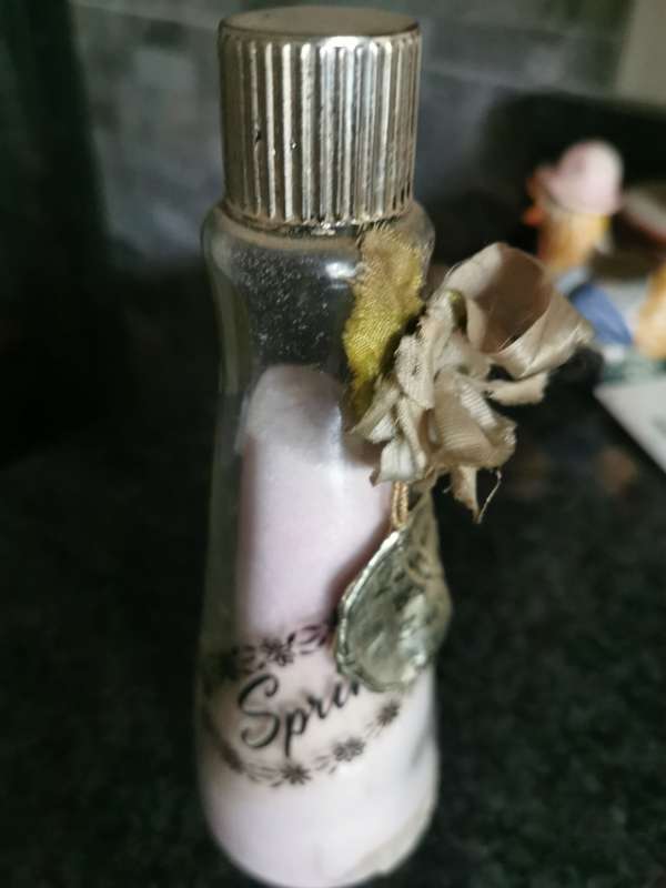 Vintage bath salt holder with content