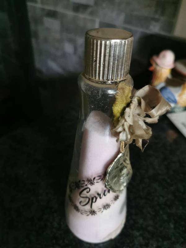 Vintage bath salt holder with content