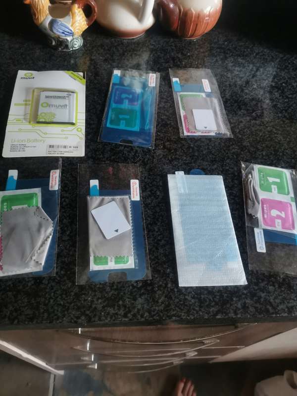 LOT OF CELLPHONE EXCESSORIES