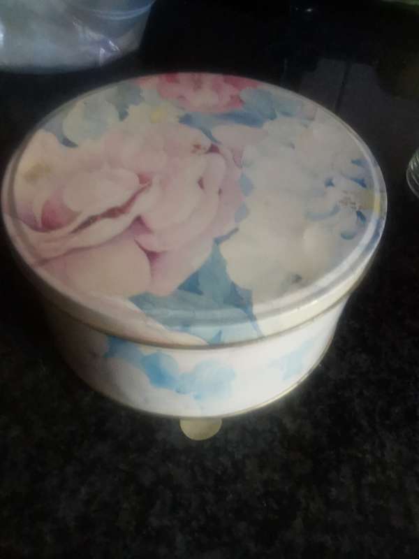VINTAGE SMALL TIN