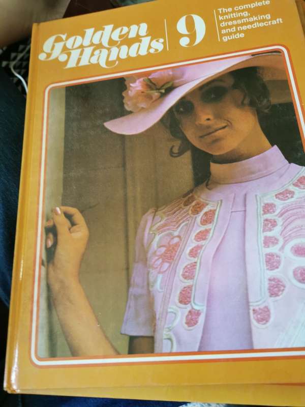 BOOK GOLDERN HANDS 9