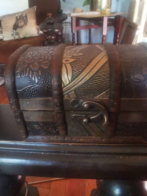 COLLECTABLE JEWELRY BOX