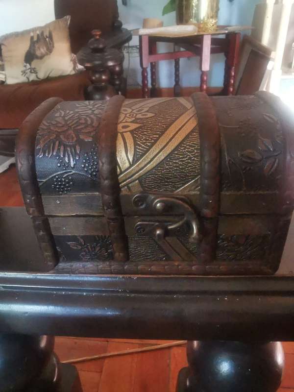 COLLECTABLE JEWELRY BOX
