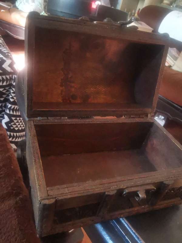 COLLECTABLE JEWELRY BOX