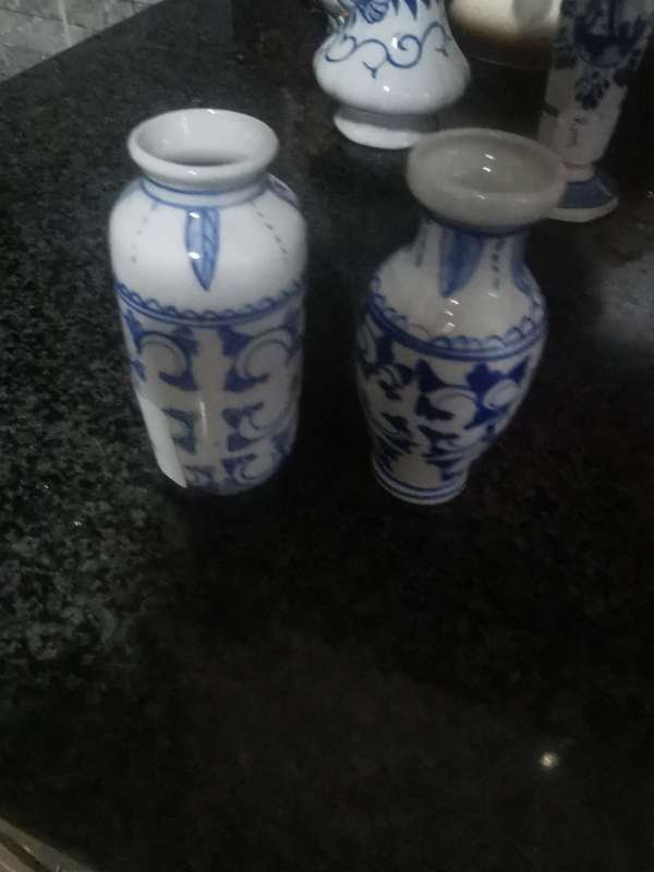 2 VINTAGE 9.5CM VASES