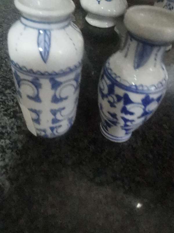 2 VINTAGE 9.5CM VASES
