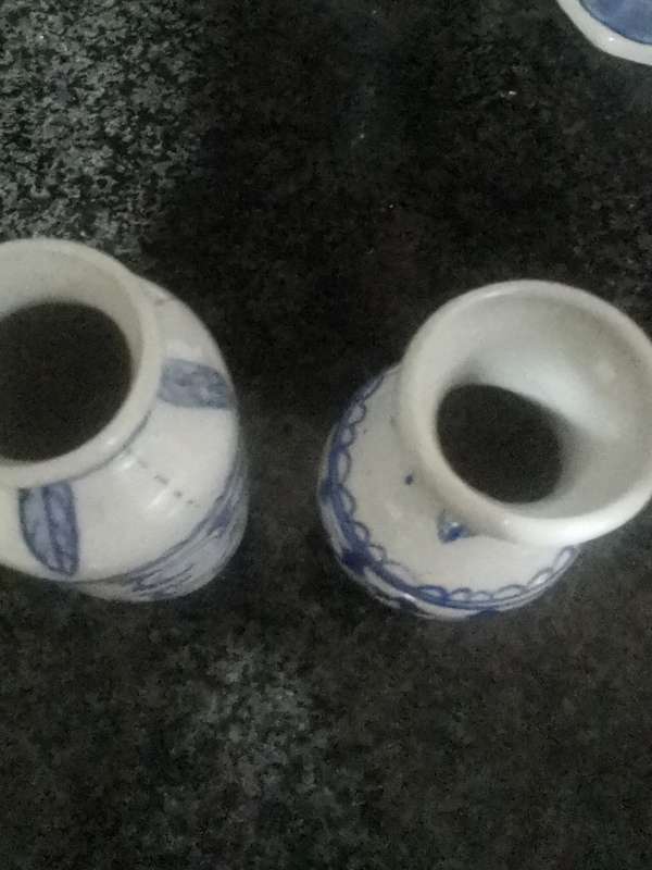 2 VINTAGE 9.5CM VASES