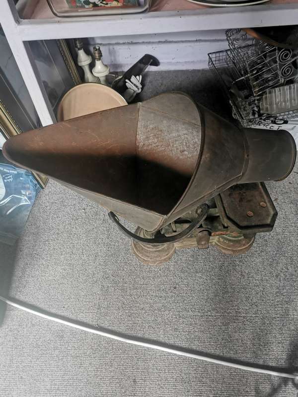 ANTIQUE BURMINGHAM SCALE WITH WEIGHTS NR 2