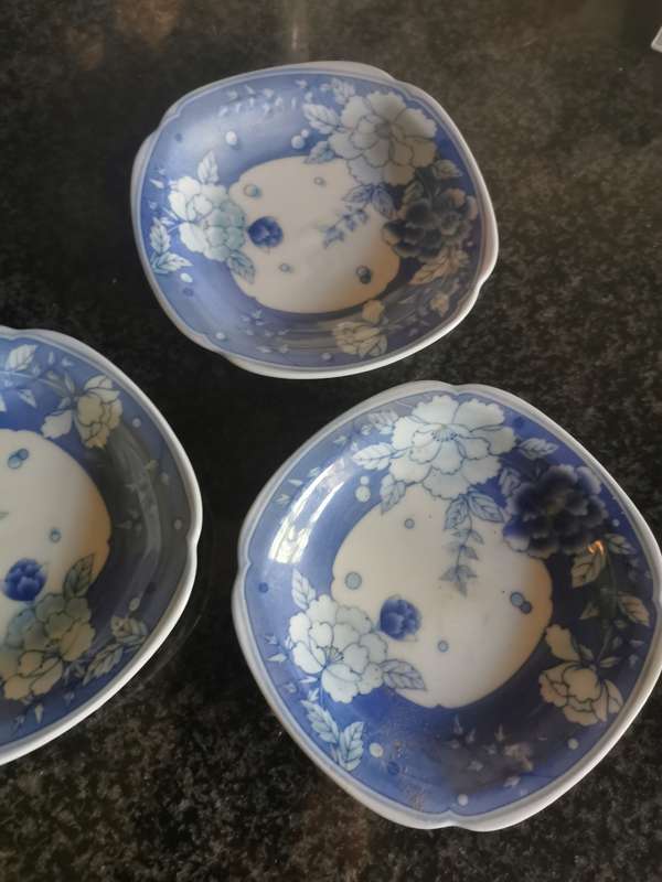 3 SMALL IMPERIAL IMARI PLATES