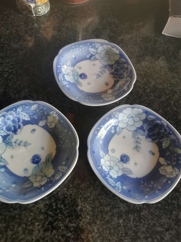 3 SMALL IMPERIAL IMARI PLATES