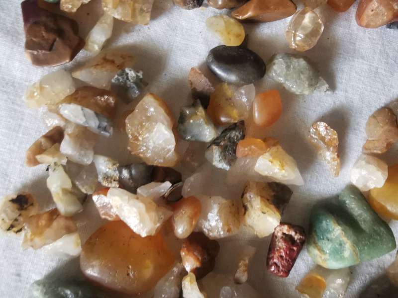 LOT SMALL COLLECTABLE STONES