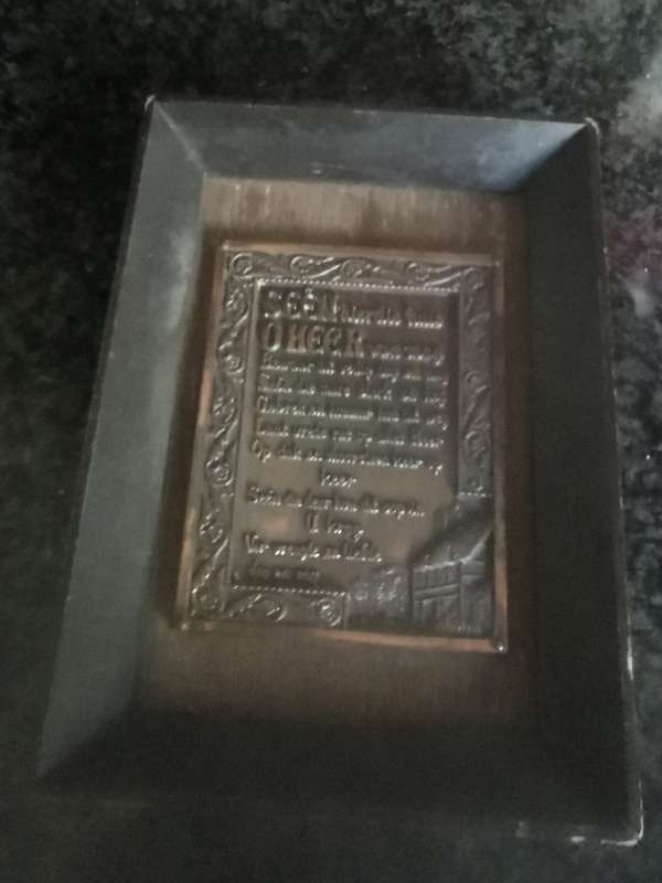 VINTAGE WALL HANGING PLAQUE IN WOODEN FRAME