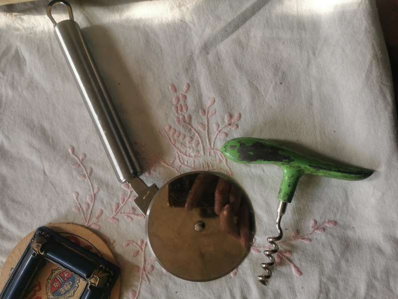 2 VINTAGE KITCHEN UTENSILS