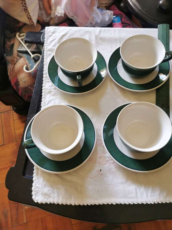 VINTAE 8 PIECE CUPS AND SAUCERS