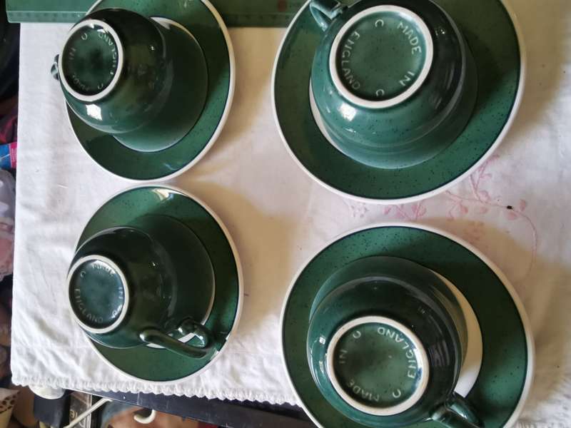 VINTAE 8 PIECE CUPS AND SAUCERS