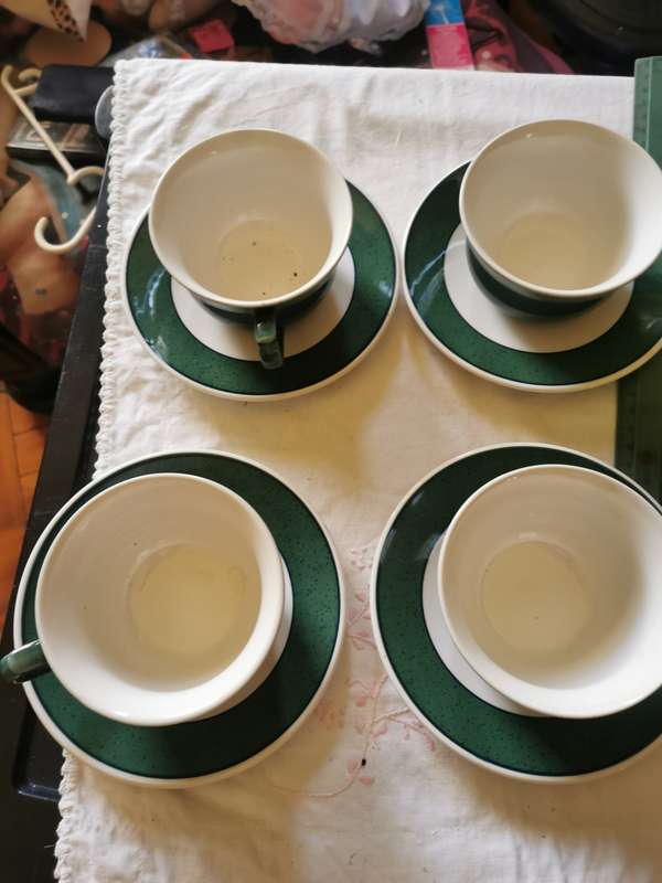VINTAE 8 PIECE CUPS AND SAUCERS