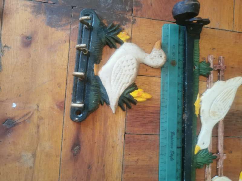 VINTAGE IRON CHICKEN DECOR