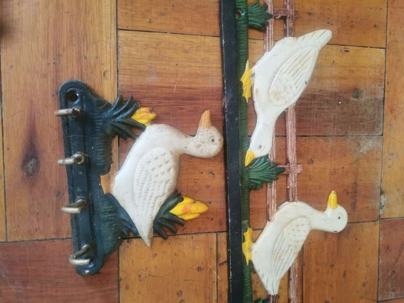 VINTAGE IRON CHICKEN DECOR