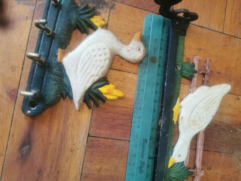 VINTAGE IRON CHICKEN DECOR