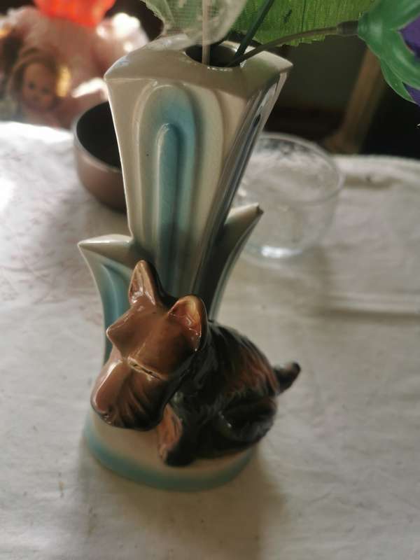 VINTAGE FLOWER VASE WITH FLOWERS
