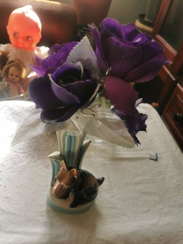 VINTAGE FLOWER VASE WITH FLOWERS