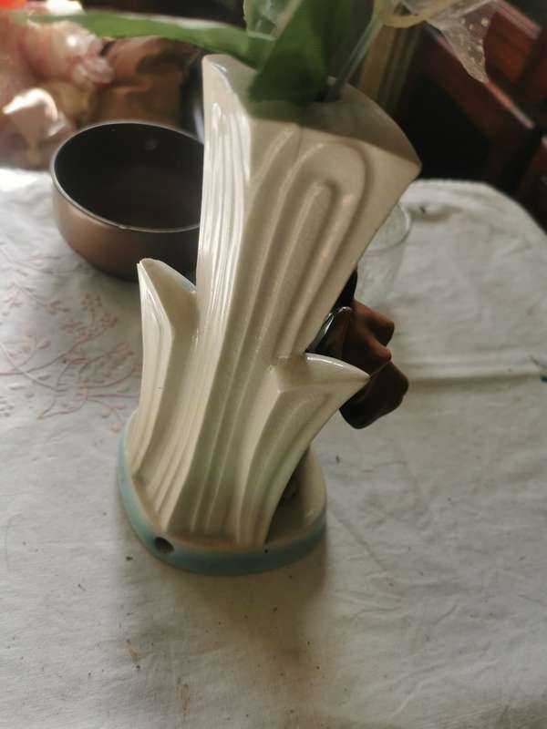 VINTAGE FLOWER VASE WITH FLOWERS